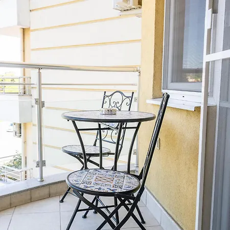 Apartment New & Quiet Near Burgas' Garden *